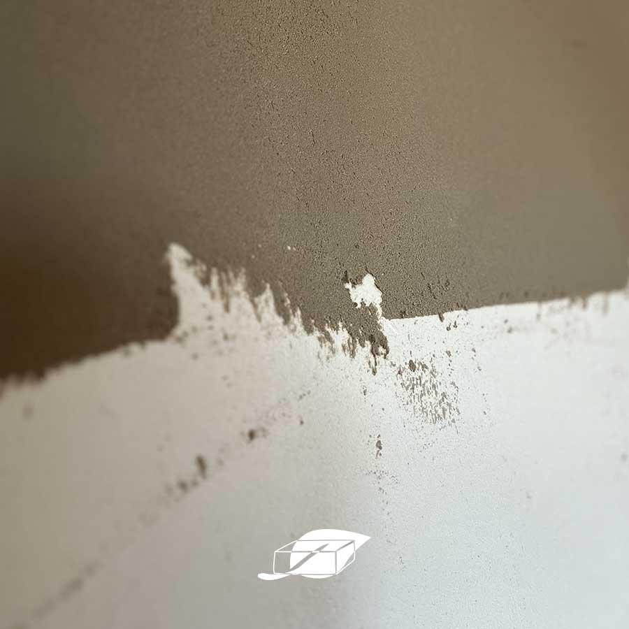 Applicazione dell’intonaco in argilla su muro correttamente preparato, con superficie ruvida e uniforme.