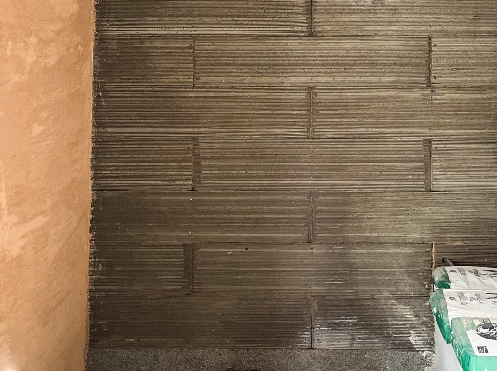 Parete interna con pannelli in argilla Clayboard montati orizzontalmente, in fase di lavorazione con materiali naturali Terragena.